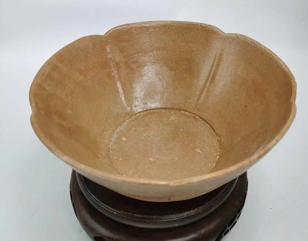 古玩陶瓷五代越窯花口出筋盞真品鑒賞圖