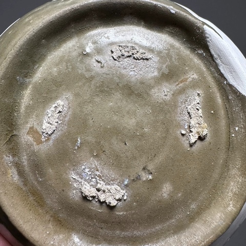 古玩陶瓷青釉對蝶紋花口盤真品鑒賞圖