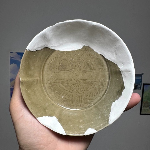 古玩陶瓷青釉對蝶紋花口盤真品鑒賞圖