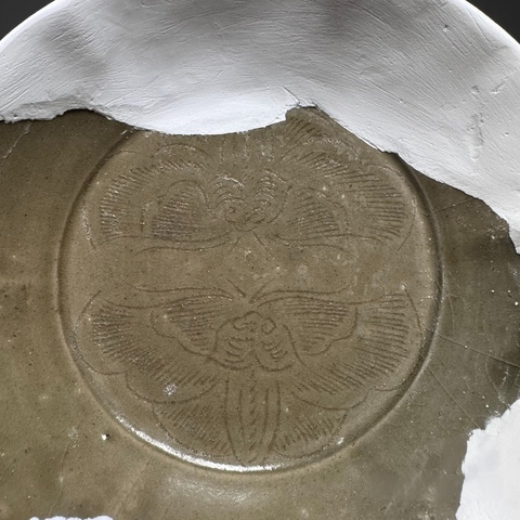 古玩陶瓷青釉對蝶紋花口盤真品鑒賞圖