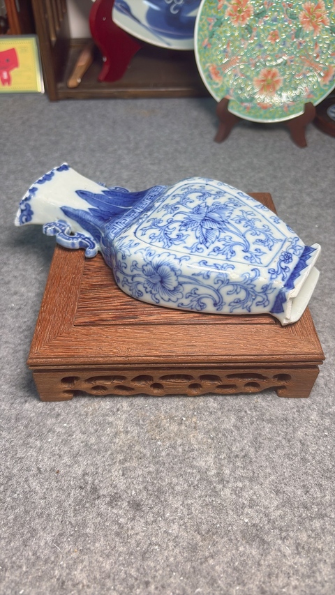 古玩陶瓷乾隆淡描青花壁瓶真品鑒賞圖