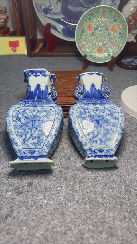 古玩陶瓷乾隆淡描青花壁瓶真品鑒賞圖