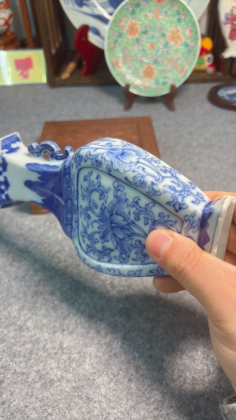 古玩陶瓷乾隆淡描青花壁瓶真品鑒賞圖