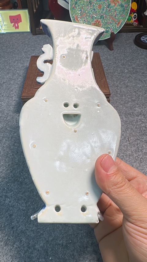 古玩陶瓷乾隆淡描青花壁瓶真品鑒賞圖