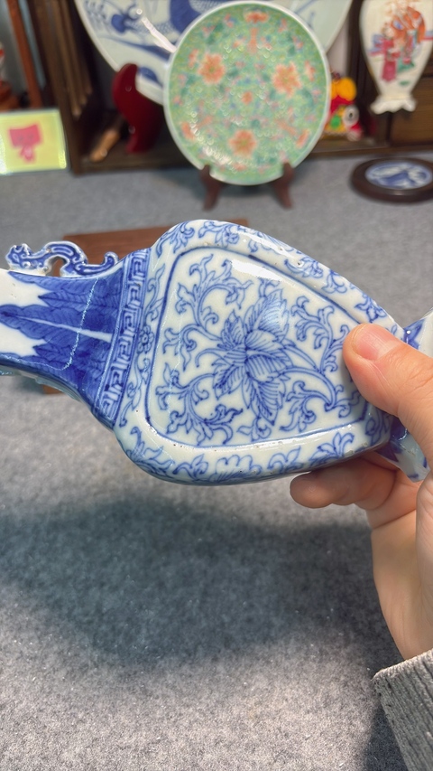 古玩陶瓷乾隆淡描青花壁瓶真品鑒賞圖