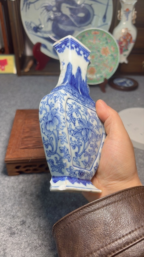 古玩陶瓷乾隆淡描青花壁瓶真品鑒賞圖