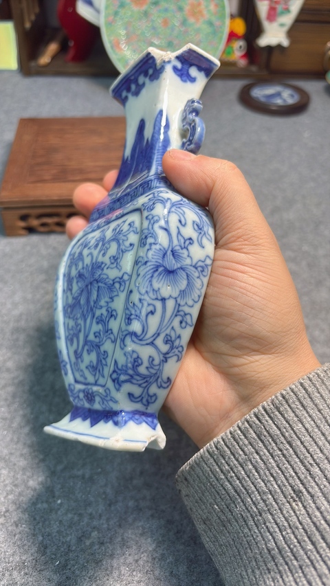 古玩陶瓷乾隆淡描青花壁瓶真品鑒賞圖