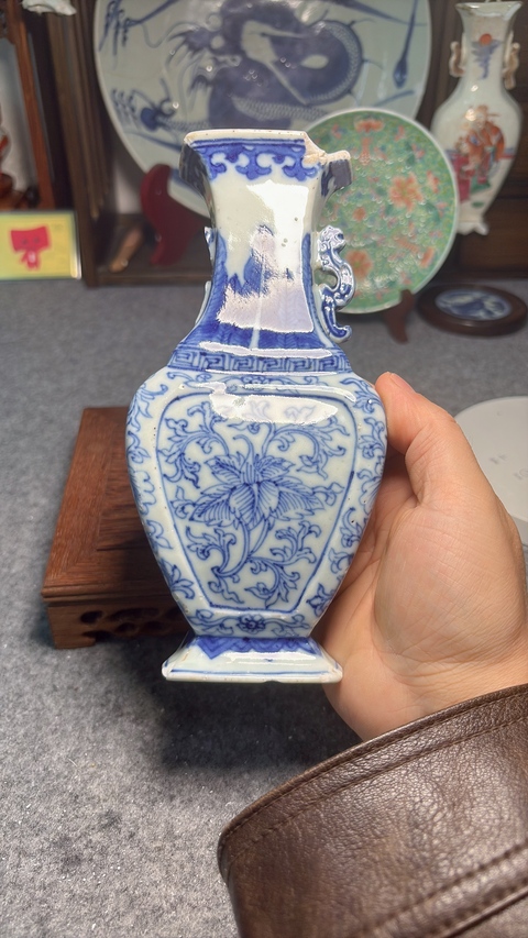 古玩陶瓷乾隆淡描青花壁瓶真品鑒賞圖