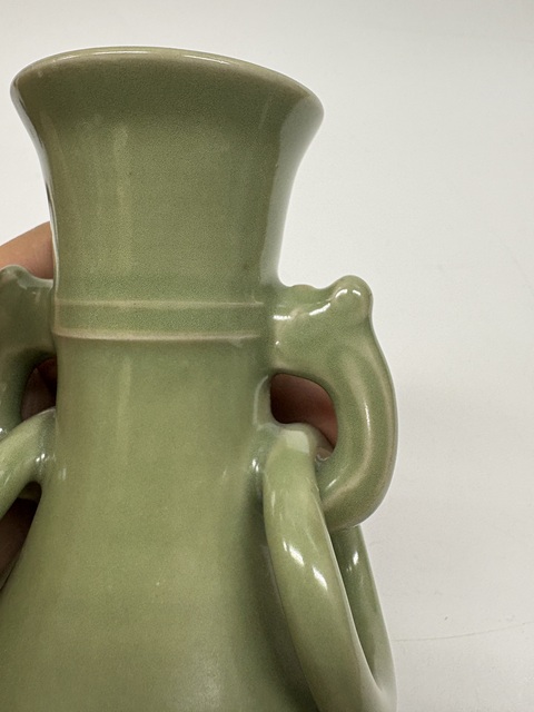 古玩陶瓷明代龍泉窯雙環耳瓶真品鑒賞圖