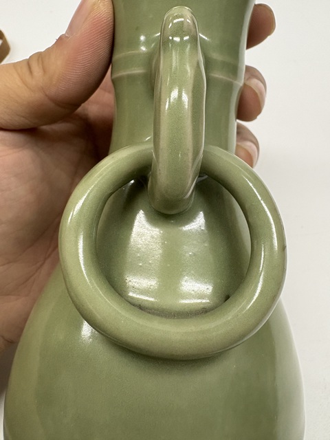 古玩陶瓷明代龍泉窯雙環耳瓶真品鑒賞圖