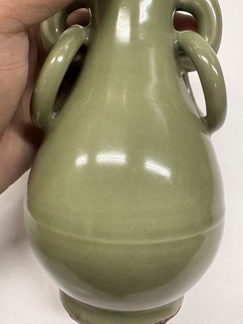 古玩陶瓷明代龍泉窯雙環耳瓶真品鑒賞圖