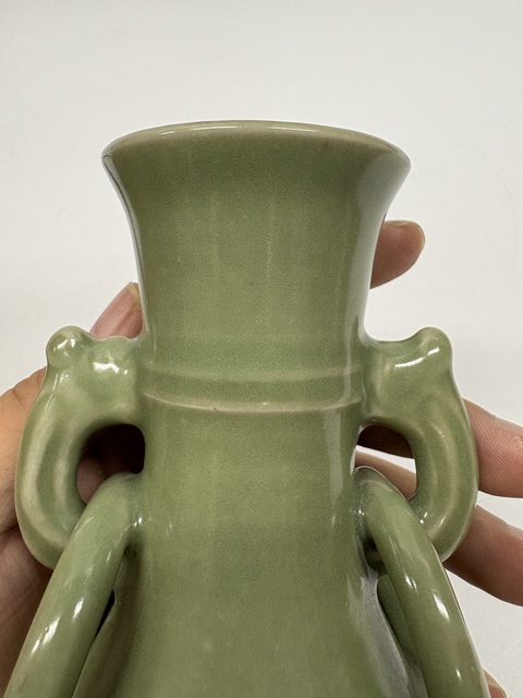 古玩陶瓷明代龍泉窯雙環耳瓶真品鑒賞圖