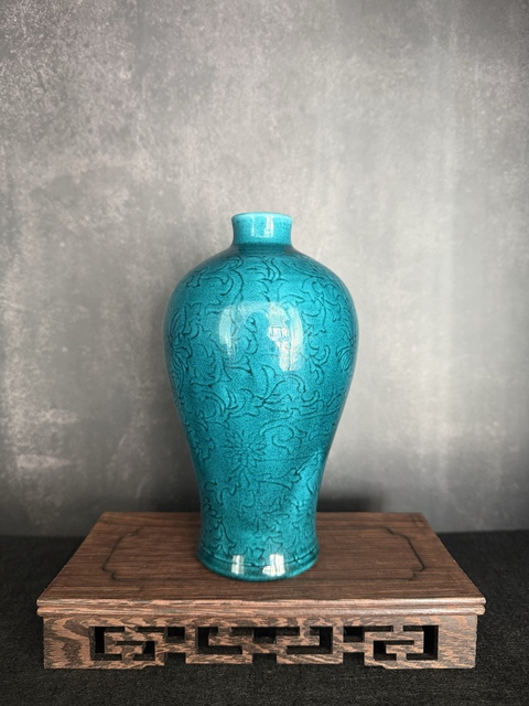 古玩陶瓷孔雀蘭釉刻花紋梅瓶真品鑒賞圖
