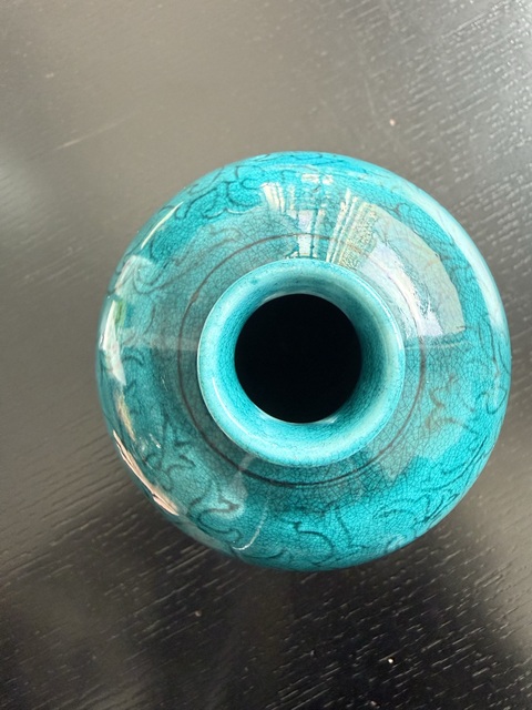 古玩陶瓷孔雀蘭釉刻花紋梅瓶真品鑒賞圖