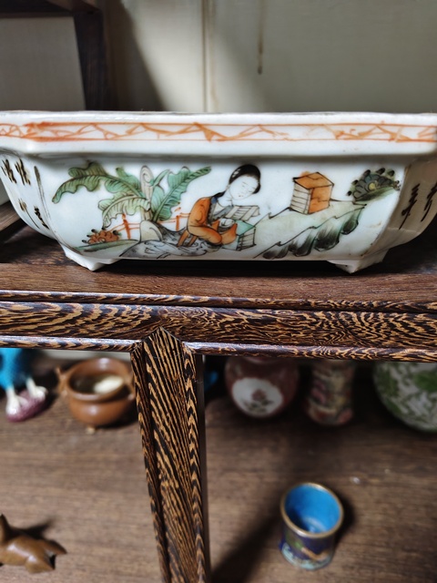 古玩陶瓷仕女紋粉彩八角四足水仙盆真品鑒賞圖