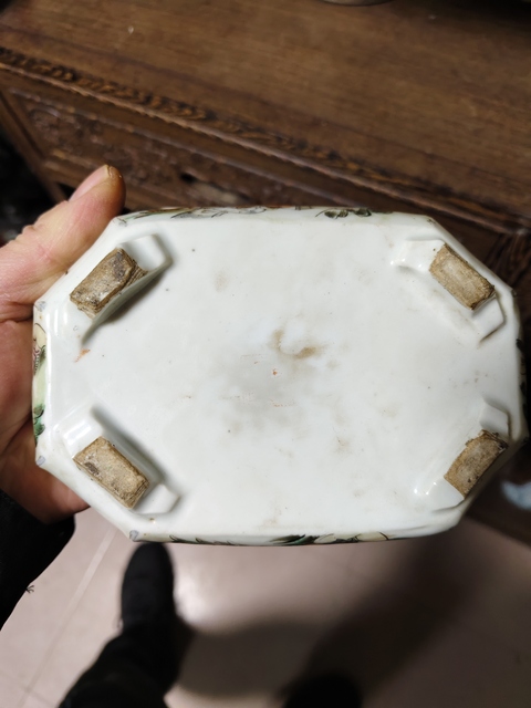 古玩陶瓷仕女紋粉彩八角四足水仙盆真品鑒賞圖