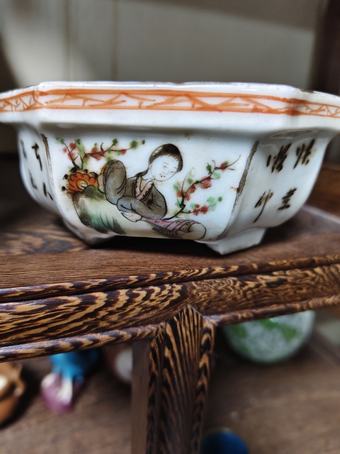 古玩陶瓷仕女紋粉彩八角四足水仙盆真品鑒賞圖