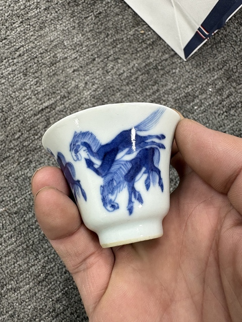 古玩陶瓷青花八駿圖鈴鐺杯真品鑒賞圖