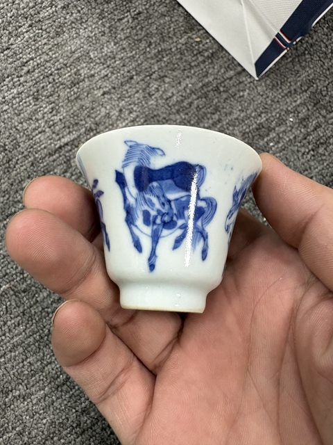 古玩陶瓷青花八駿圖鈴鐺杯真品鑒賞圖