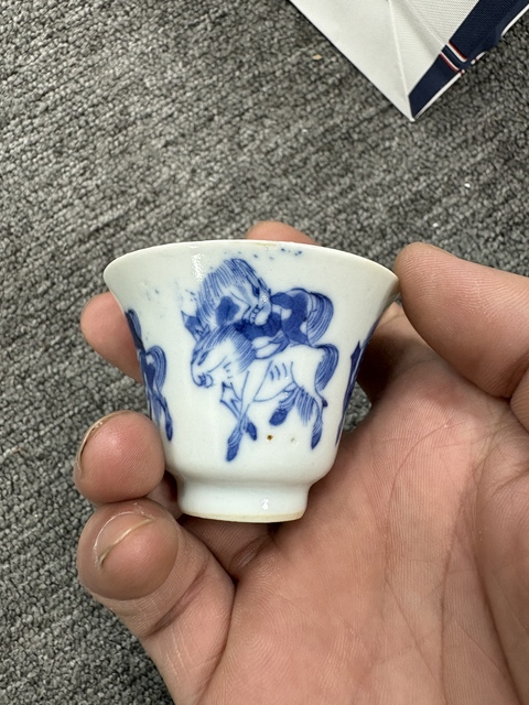 古玩陶瓷青花八駿圖鈴鐺杯真品鑒賞圖