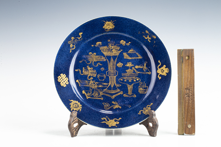 古玩陶瓷清康熙·灑藍(lán)釉描金博古紋折沿盤真品鑒賞圖