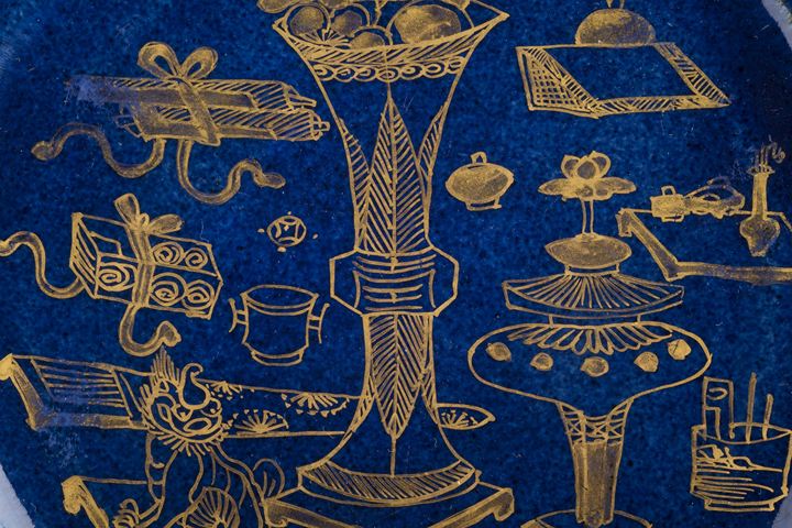 古玩陶瓷清康熙·灑藍(lán)釉描金博古紋折沿盤真品鑒賞圖