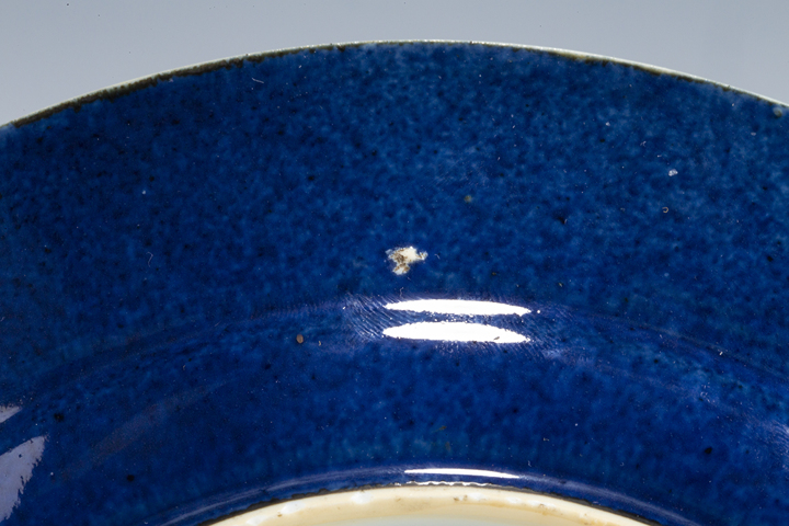 古玩陶瓷清康熙·灑藍(lán)釉描金博古紋折沿盤真品鑒賞圖