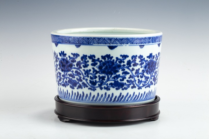 古玩陶瓷清康熙·青花纏枝花卉紋香爐拍賣，當前價格38000元