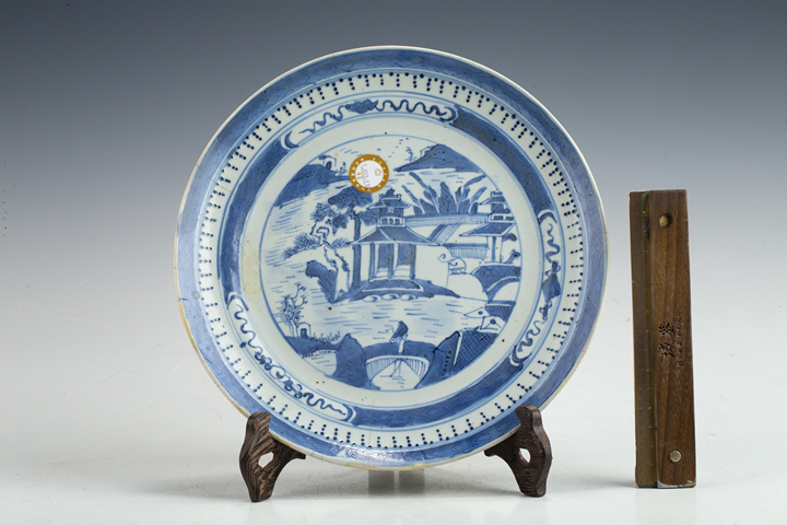 古玩陶瓷清晚·青花山水樓閣紋盤真品鑒賞圖