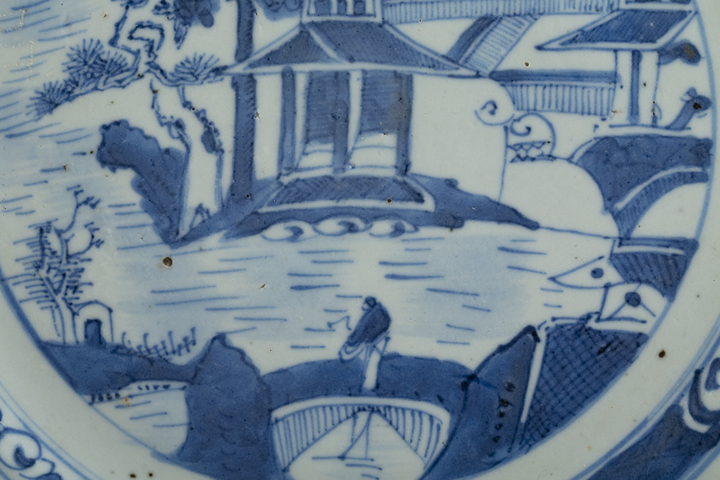 古玩陶瓷清晚·青花山水樓閣紋盤真品鑒賞圖