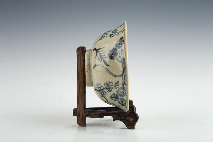 古玩陶瓷明中·青花折枝花卉紋碗真品鑒賞圖