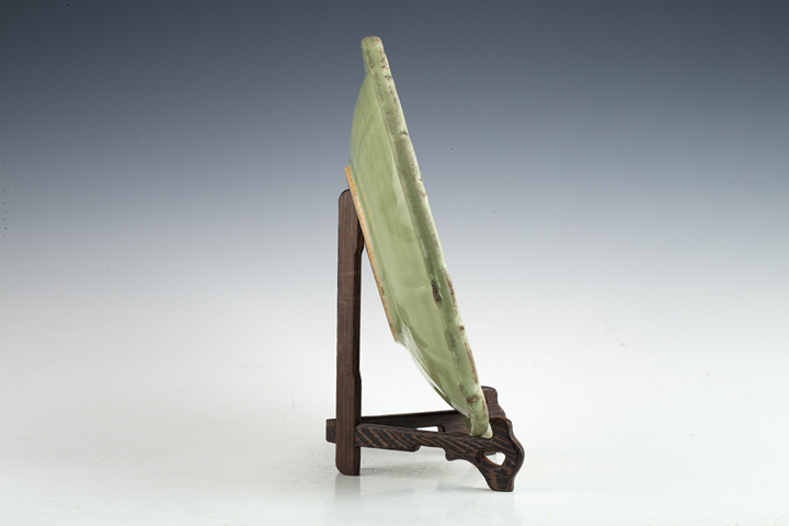 古玩陶瓷明中·青釉暗刻壽字盤真品鑒賞圖