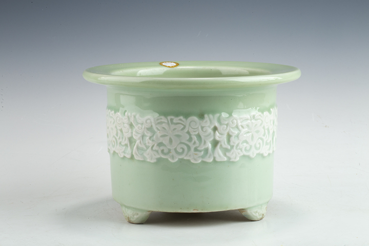 古玩陶瓷民國·青釉堆白纏枝花卉紋花盆拍賣，當前價格1680元