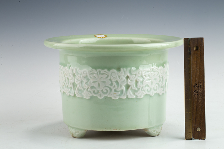 古玩陶瓷民國·青釉堆白纏枝花卉紋花盆拍賣，當前價格1680元