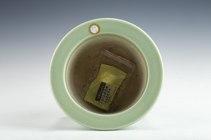 古玩陶瓷民國·青釉堆白纏枝花卉紋花盆拍賣，當前價格1680元