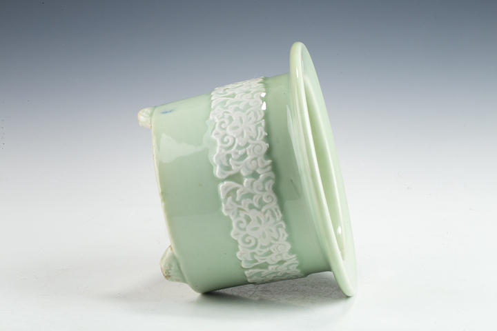 古玩陶瓷民國·青釉堆白纏枝花卉紋花盆拍賣，當前價格1680元