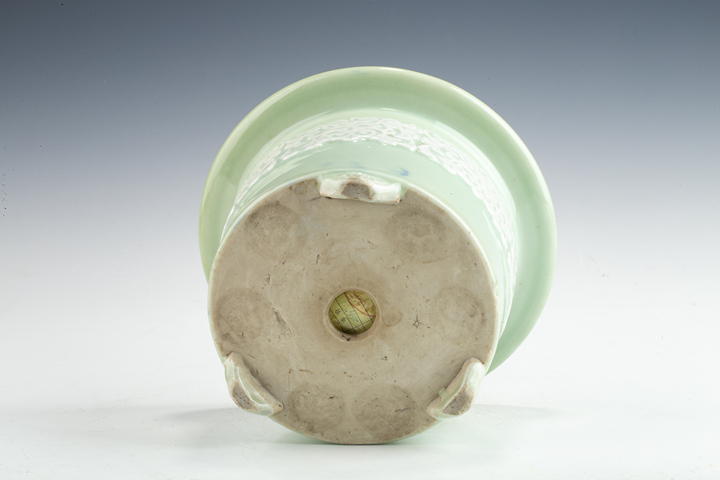 古玩陶瓷民國·青釉堆白纏枝花卉紋花盆拍賣，當前價格1680元