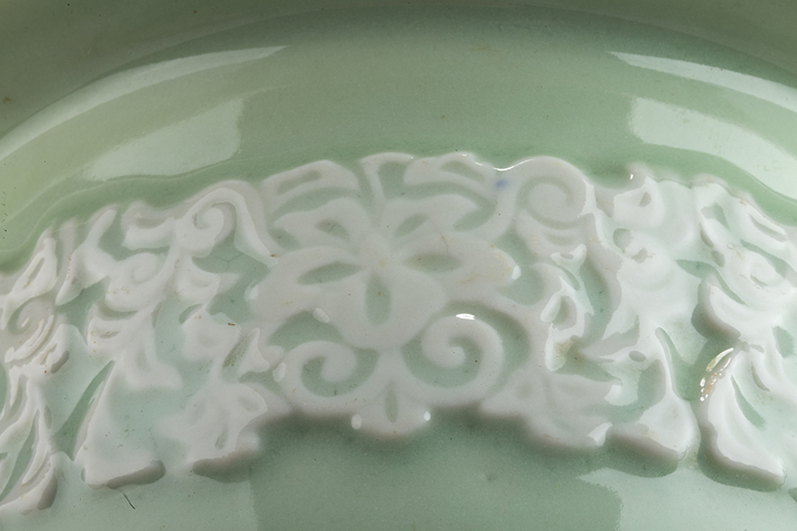 古玩陶瓷民國·青釉堆白纏枝花卉紋花盆拍賣，當前價格1680元