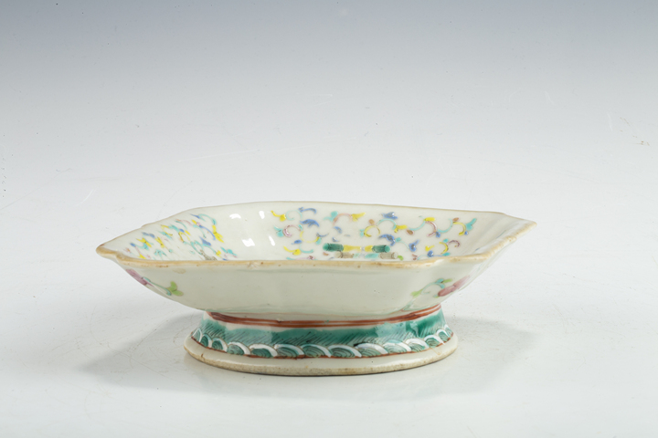 古玩陶瓷清同治·粉彩纏枝花琴棋書畫紋貢盤真品鑒賞圖