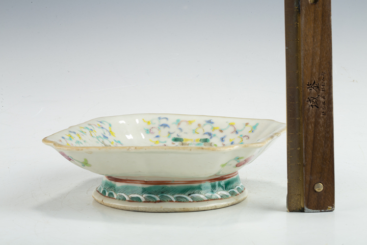 古玩陶瓷清同治·粉彩纏枝花琴棋書畫紋貢盤真品鑒賞圖