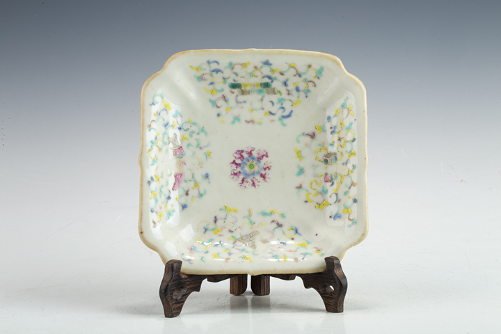 古玩陶瓷清同治·粉彩纏枝花琴棋書畫紋貢盤真品鑒賞圖