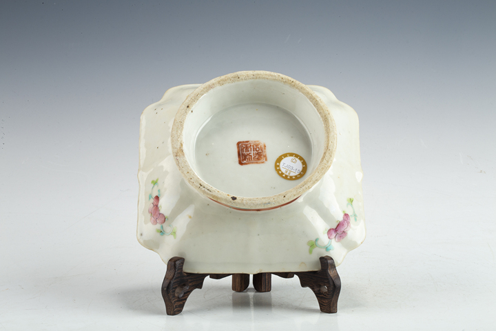 古玩陶瓷清同治·粉彩纏枝花琴棋書畫紋貢盤真品鑒賞圖