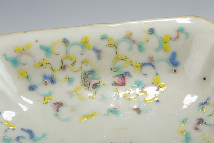 古玩陶瓷清同治·粉彩纏枝花琴棋書畫紋貢盤真品鑒賞圖