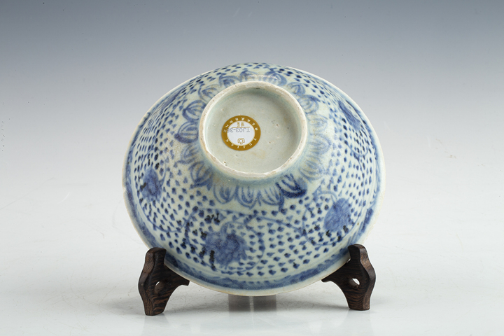 古玩陶瓷明晚·青花纏枝花卉紋碗
真品鑒賞圖