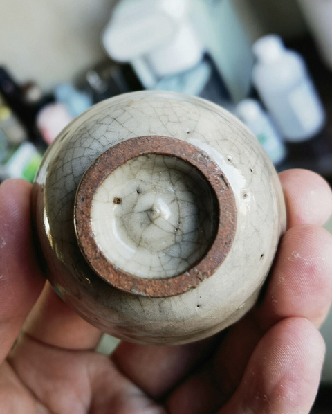 古玩陶瓷哥釉茶杯真品鑒賞圖