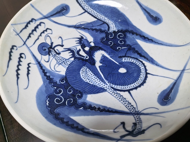 古玩陶瓷清乾隆過墻龍紋青花盤真品鑒賞圖