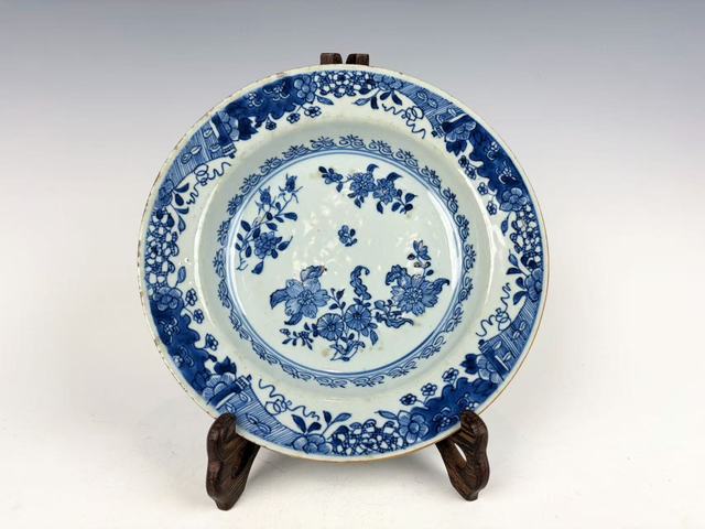 古玩陶瓷清中期·青花花卉博古紋盤真品鑒賞圖