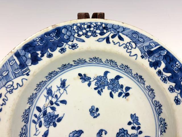 古玩陶瓷清中期·青花花卉博古紋盤真品鑒賞圖