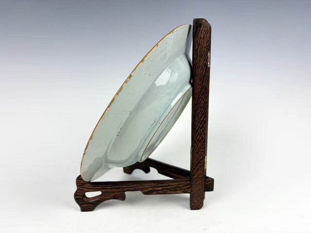 古玩陶瓷清中期·青花花卉博古紋盤真品鑒賞圖