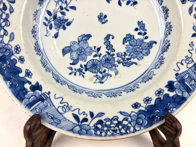 古玩陶瓷清中期·青花花卉博古紋盤真品鑒賞圖